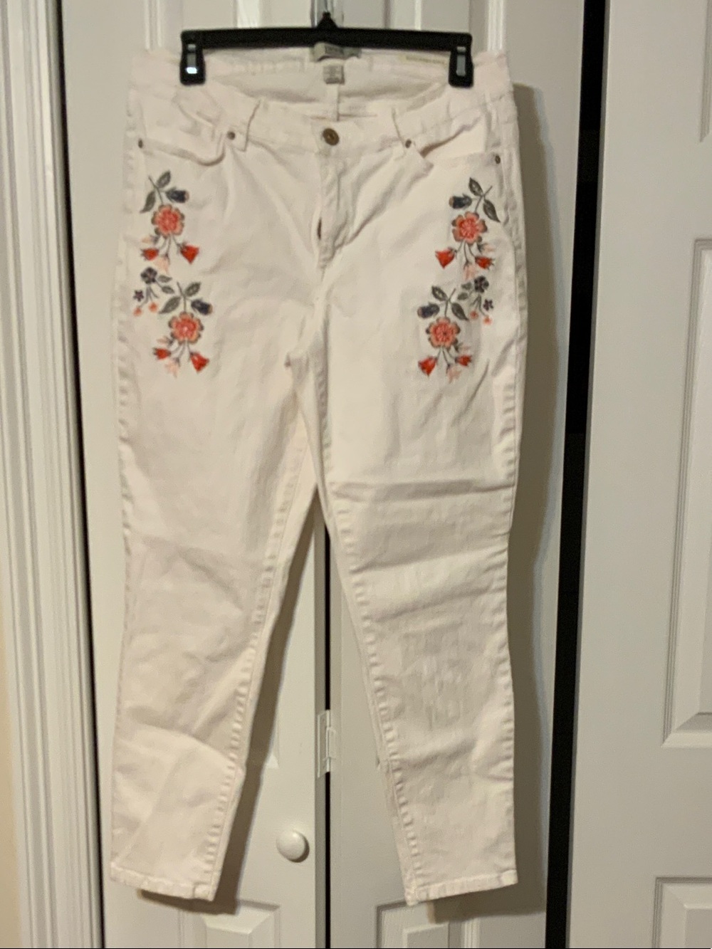 Embroidered Cream Ankle Jeans with Floral Detail
